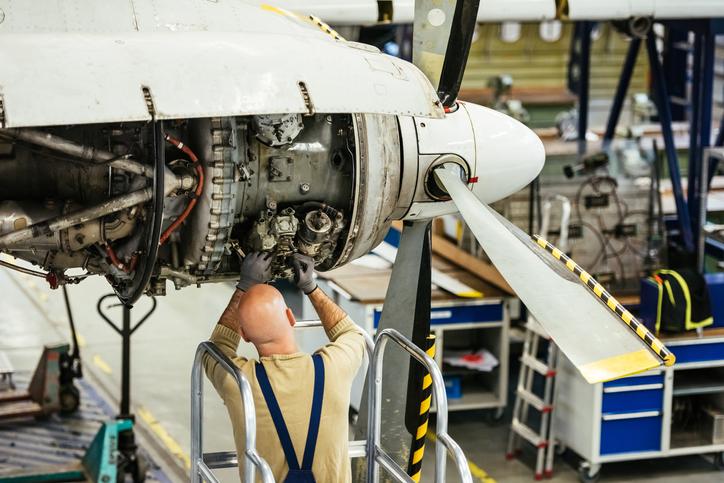 Mechanik naprawiający samolot